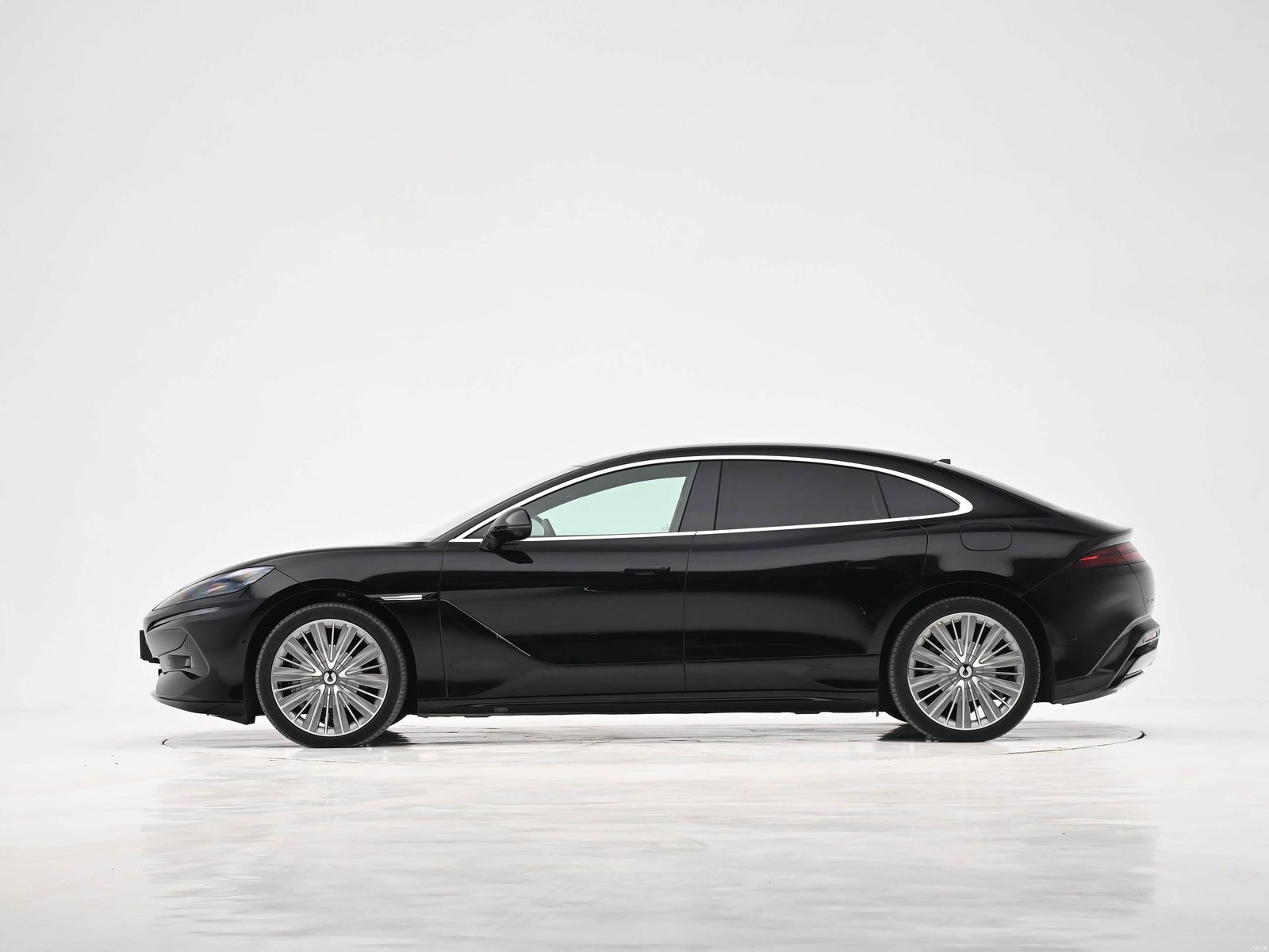 Denza Z9 PHEV 2024 — экстерьер, вид сбоку, рынок China