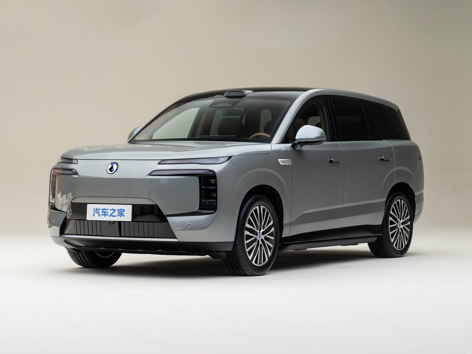 Denza N8L EV — главное фото модели, экстерьер, вид спереди 3/4, рынок China