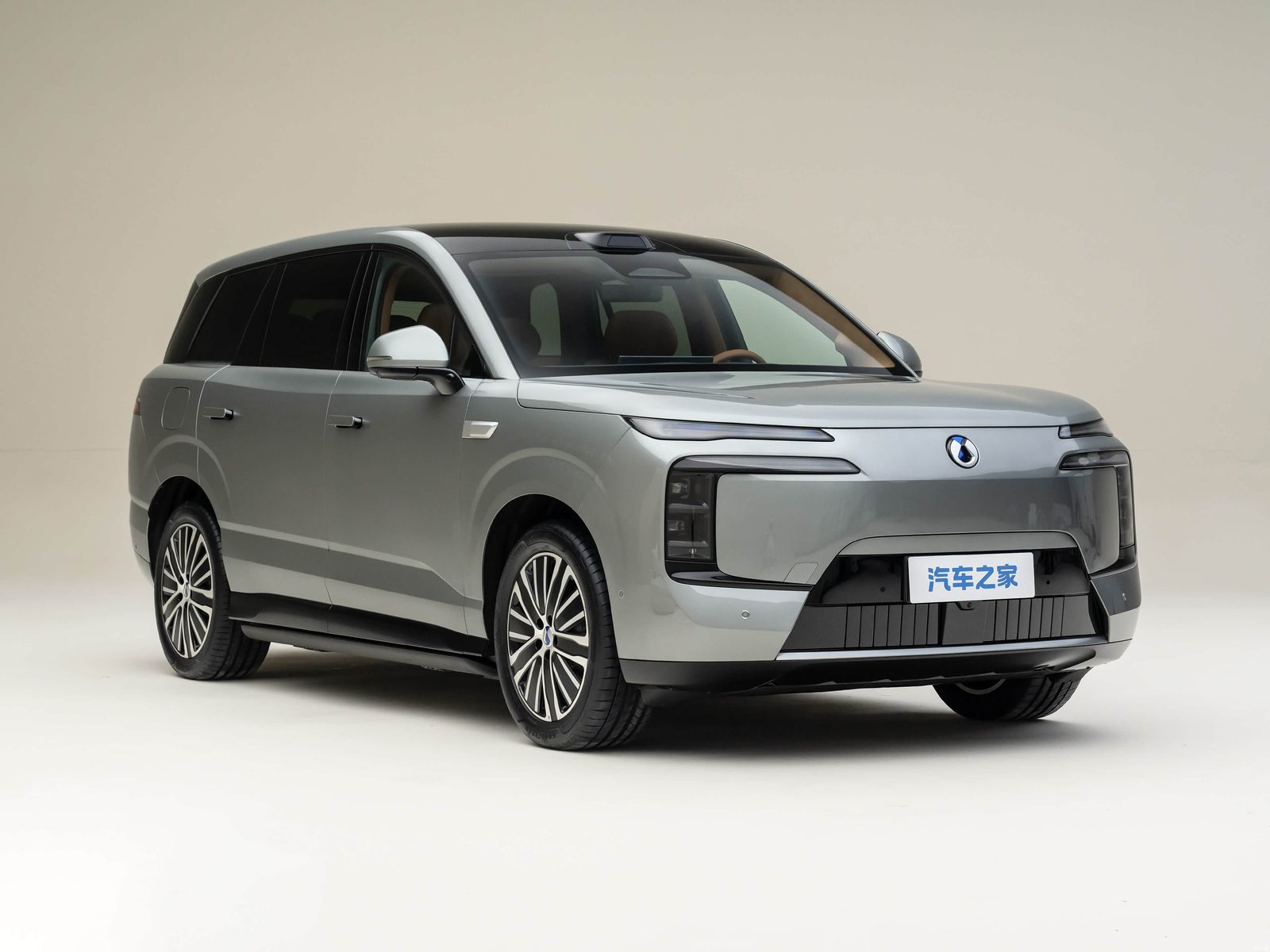 Denza N8L EV — экстерьер, front three quarter opposite, рынок China
