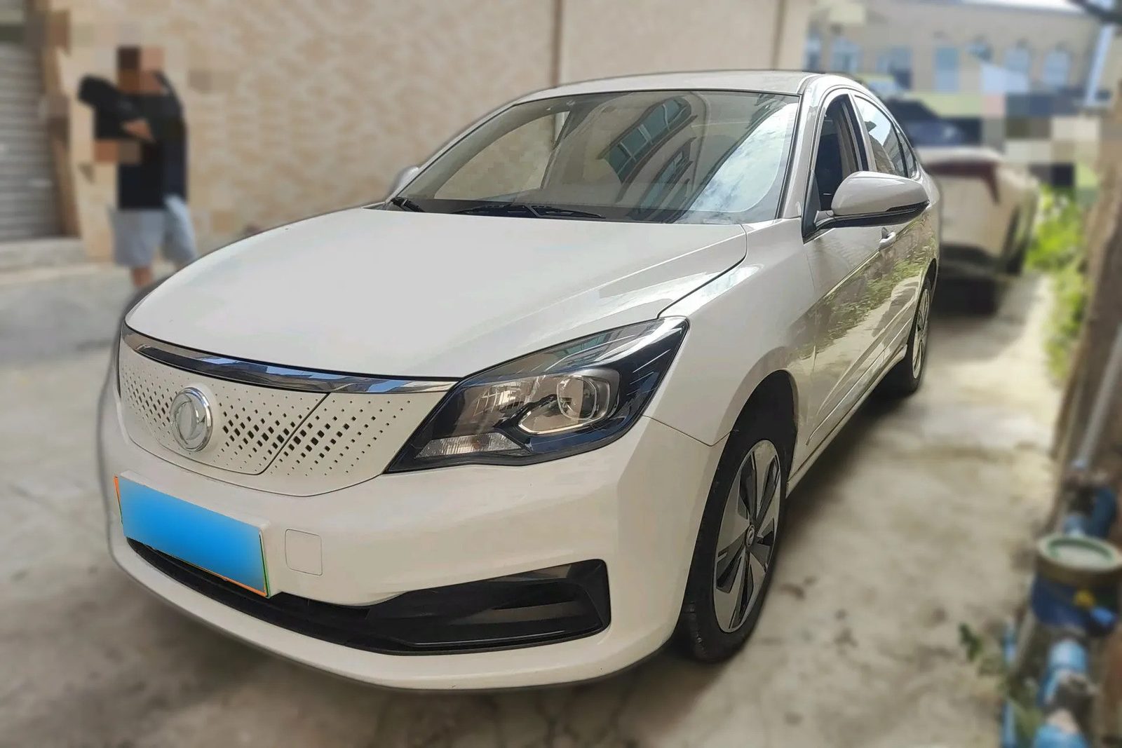 Dongfeng Aeolus E70 2017 — главное фото модели, экстерьер, вид спереди 3/4, рынок internal_mvp