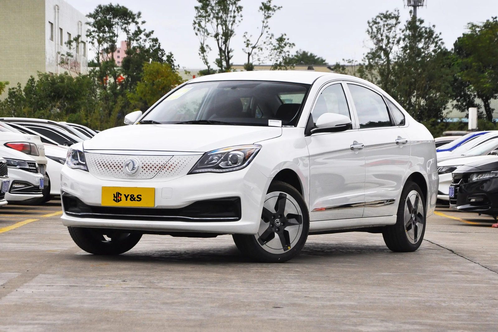 Dongfeng Aeolus E70 2017 — экстерьер, вид сбоку, рынок internal_mvp