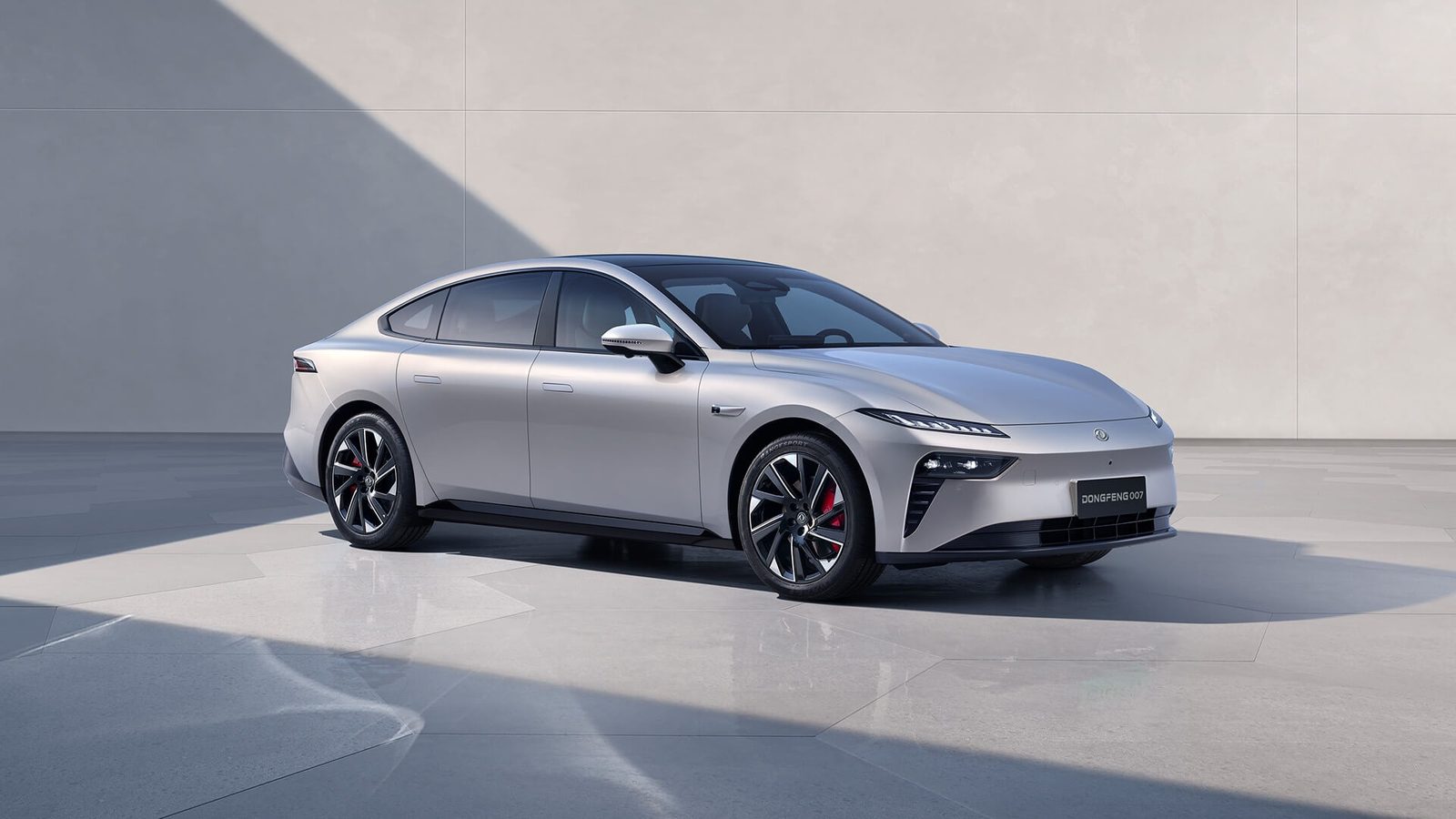 Dongfeng eπ 007 EREV 2026 — экстерьер, front 3q studio, рынок China / export official