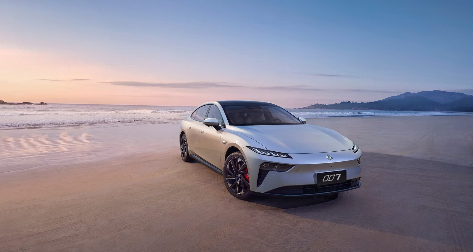 Dongfeng eπ 007 EV 2026 — экстерьер, front 3q beach, рынок China / export official