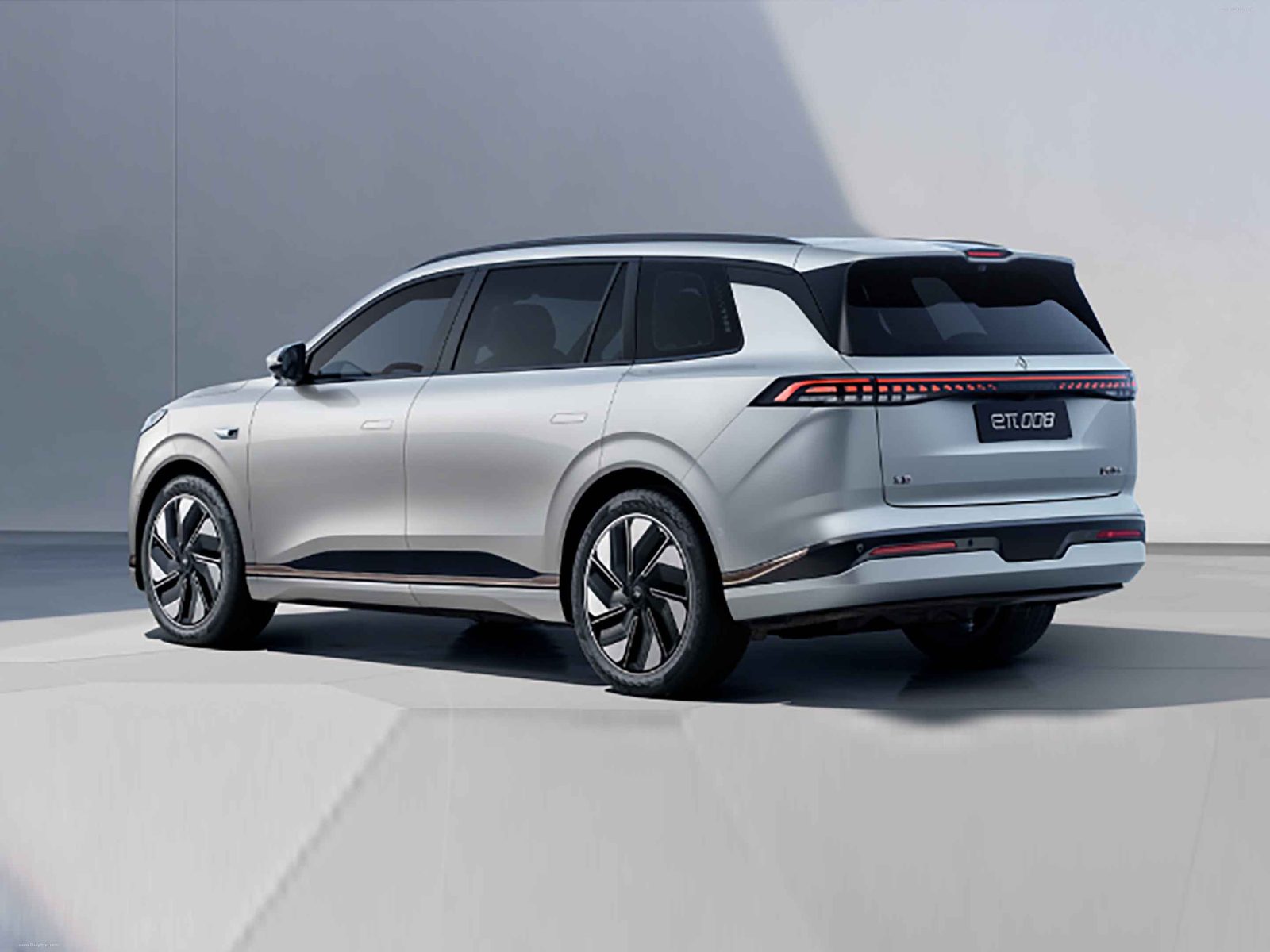 Dongfeng eπ 008 EV 2024 — экстерьер, вид сзади 3/4, рынок internal_mvp