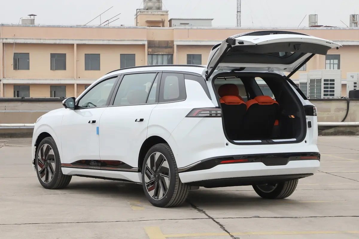 Dongfeng eπ M8 EREV 2026 — экстерьер, rear hatch open