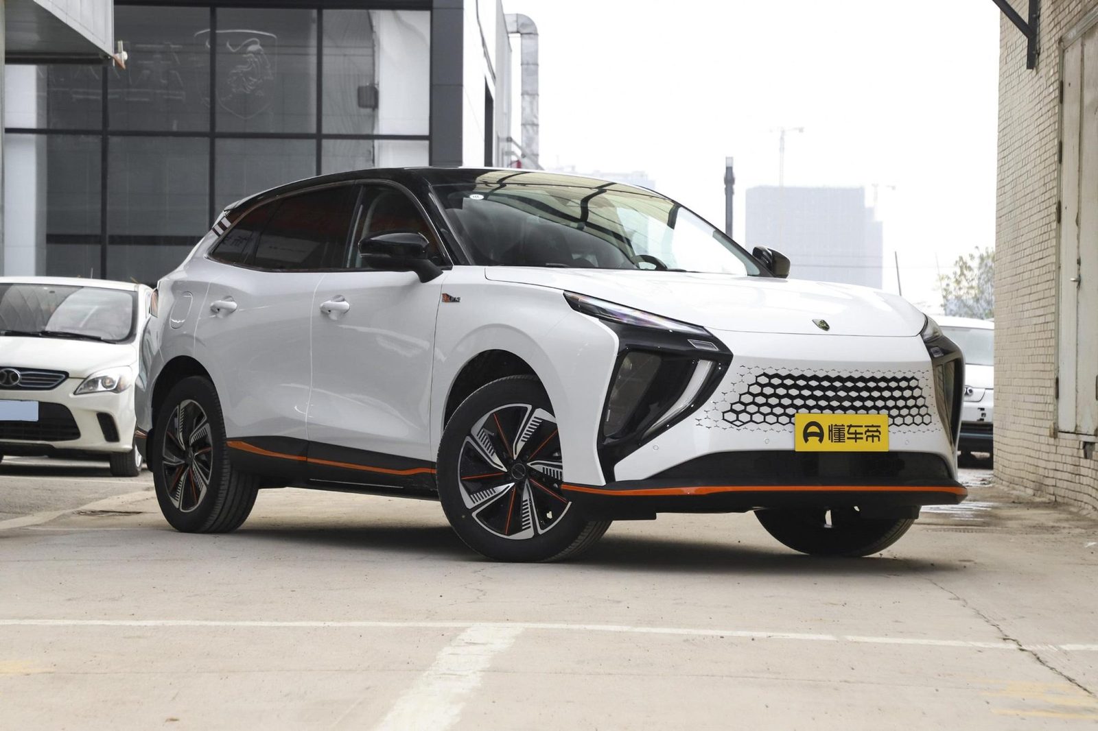 Dongfeng Forthing Friday EREV 2025 — главное фото модели, экстерьер, вид спереди 3/4, рынок internal_mvp