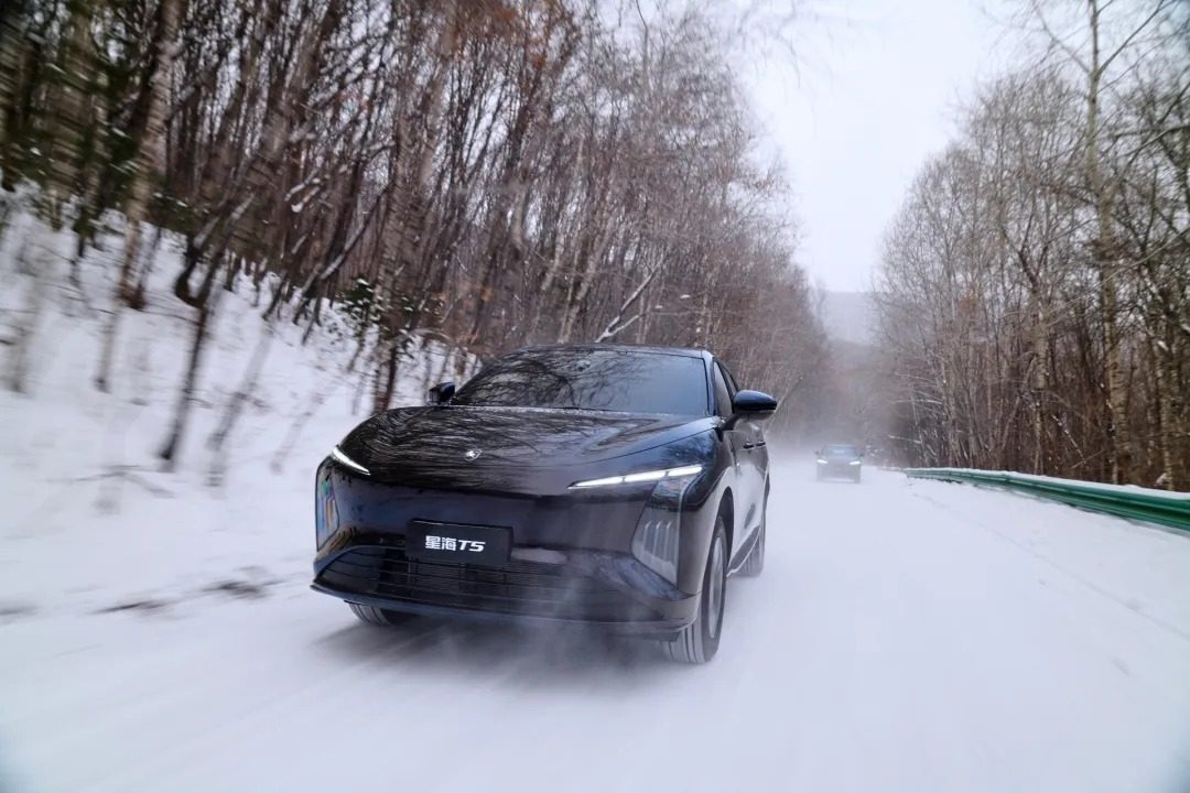 Dongfeng Forthing Xinghai T5 EV 2026 — экстерьер, front action, рынок China