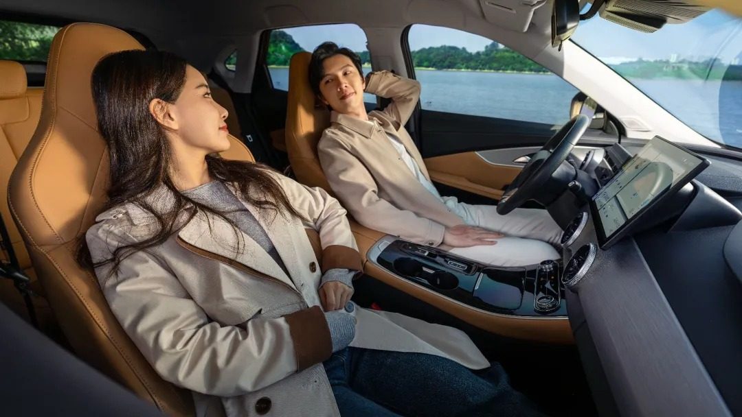 Dongfeng Forthing Xinghai T5 EV 2026 — главное фото модели, интерьер, передние сиденья, рынок China