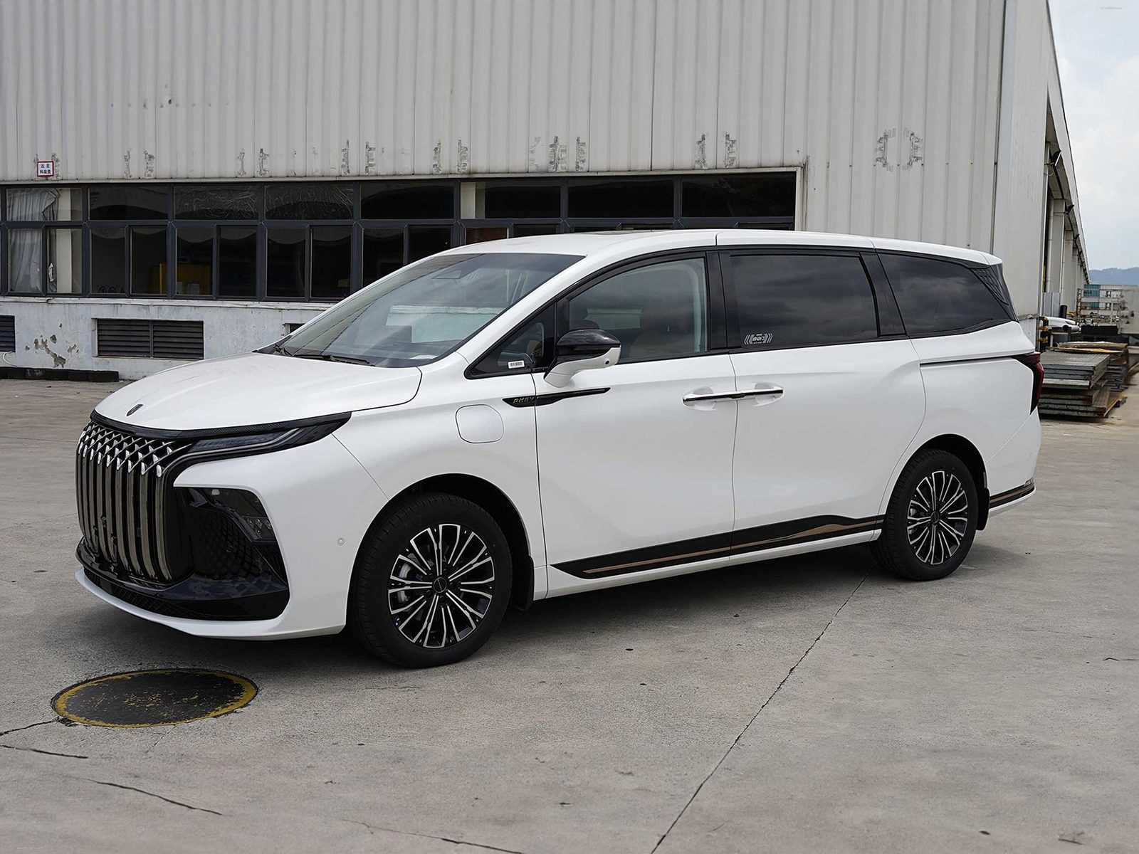 Dongfeng Forthing Xinghai V9 PHEV 2026 — экстерьер, вид сбоку, рынок internal_mvp