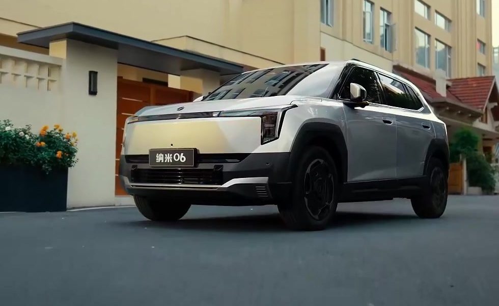 Dongfeng Nammi 06 2025 — экстерьер, front 3q street white manual crop, рынок China/export reference