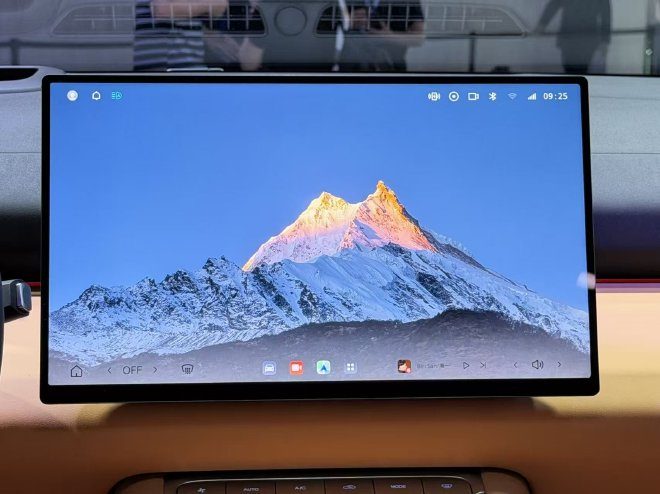 Dongfeng Fengshen L8Y EV — главное фото модели, интерьер, infotainment dashboard, рынок China