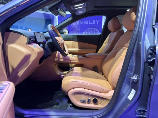 Dongfeng Fengshen L8Y EV — интерьер, передние сиденья, рынок China