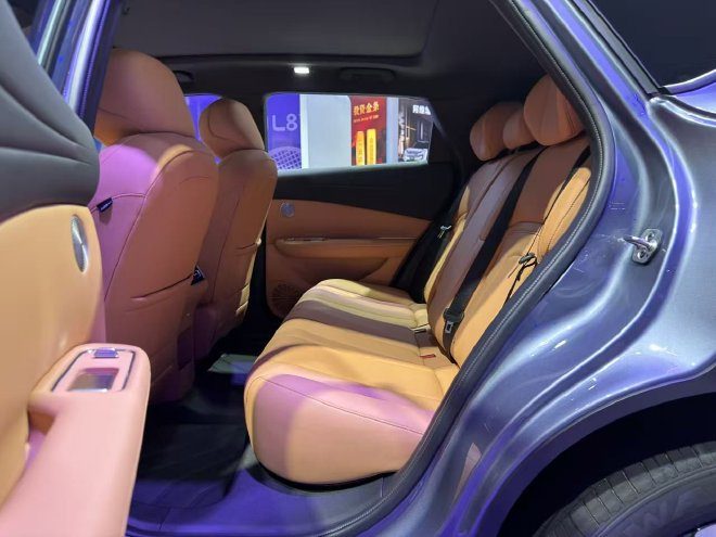 Dongfeng Fengshen L8Y EV — интерьер, второй ряд сидений, рынок China