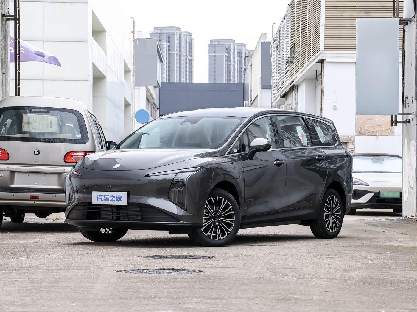 Dongfeng Forthing Xinghai V6 EV 2026 — главное фото модели, экстерьер, вид спереди 3/4, рынок China retail