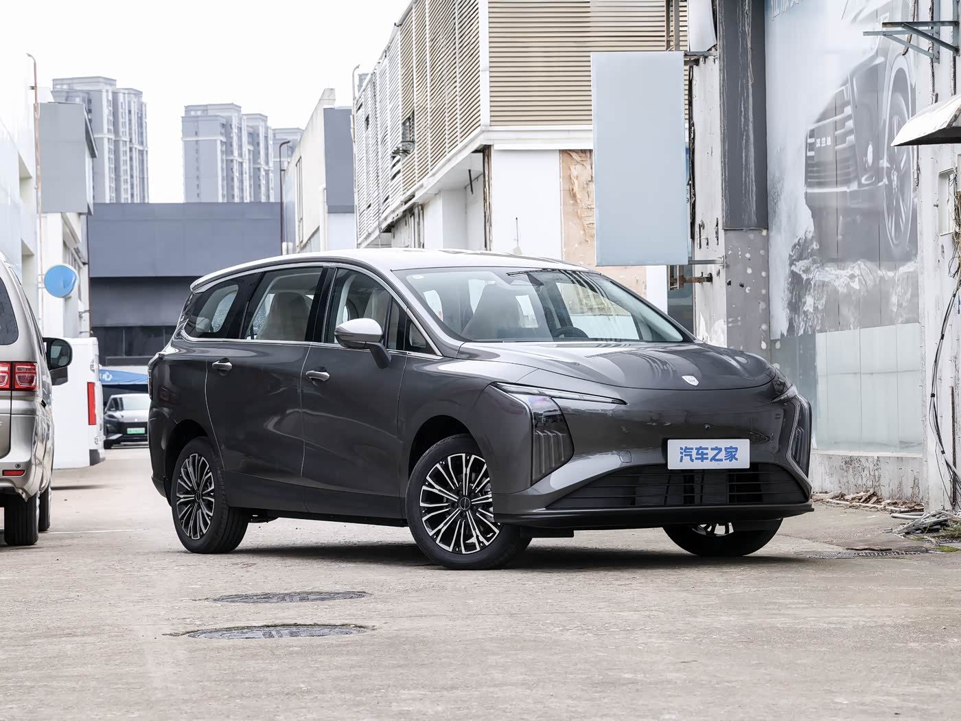 Dongfeng Forthing Xinghai V6 EV 2026 — экстерьер, front three quarter alt, рынок China retail