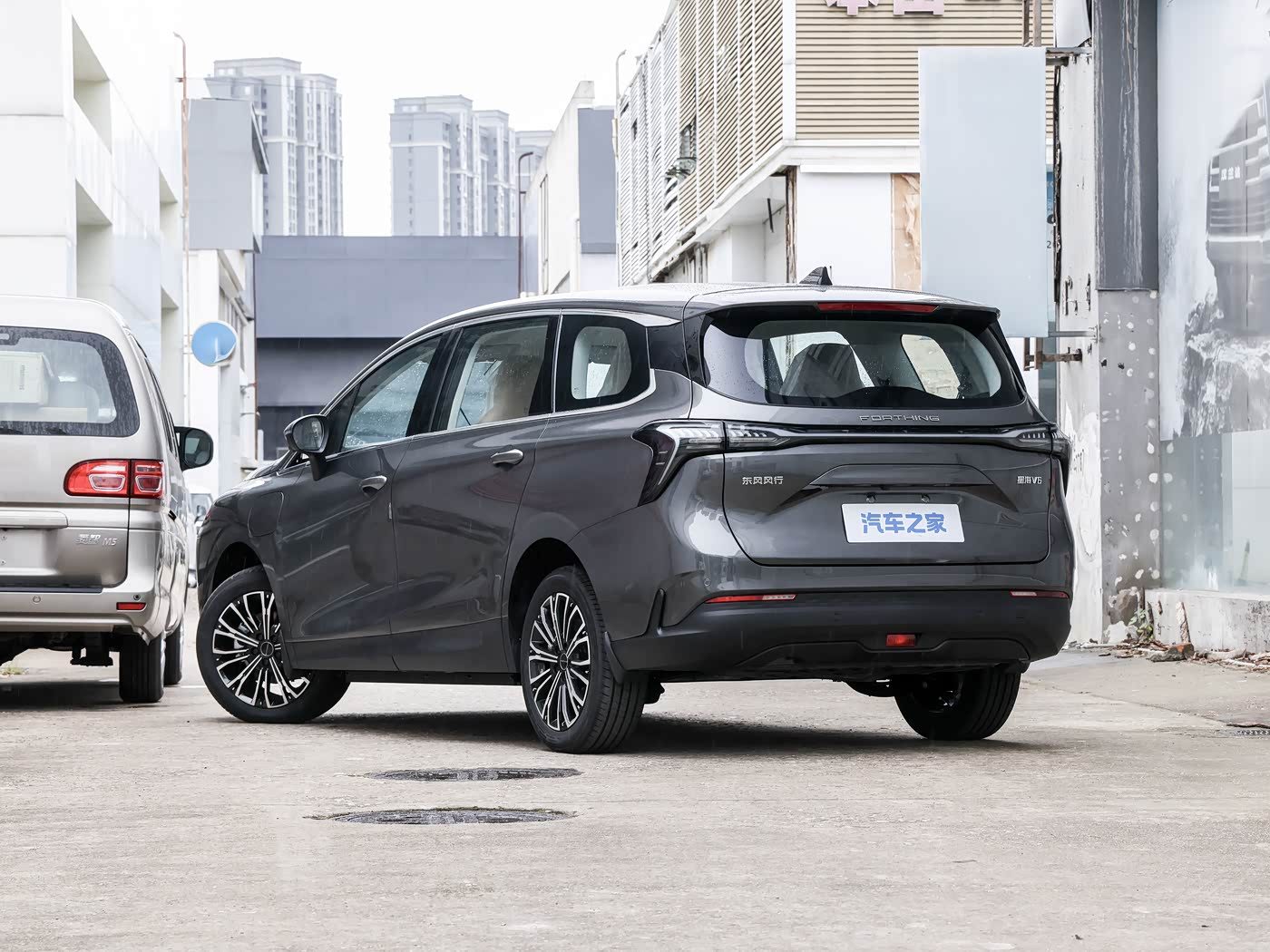 Dongfeng Forthing Xinghai V6 EV 2026 — экстерьер, вид сзади 3/4, рынок China retail