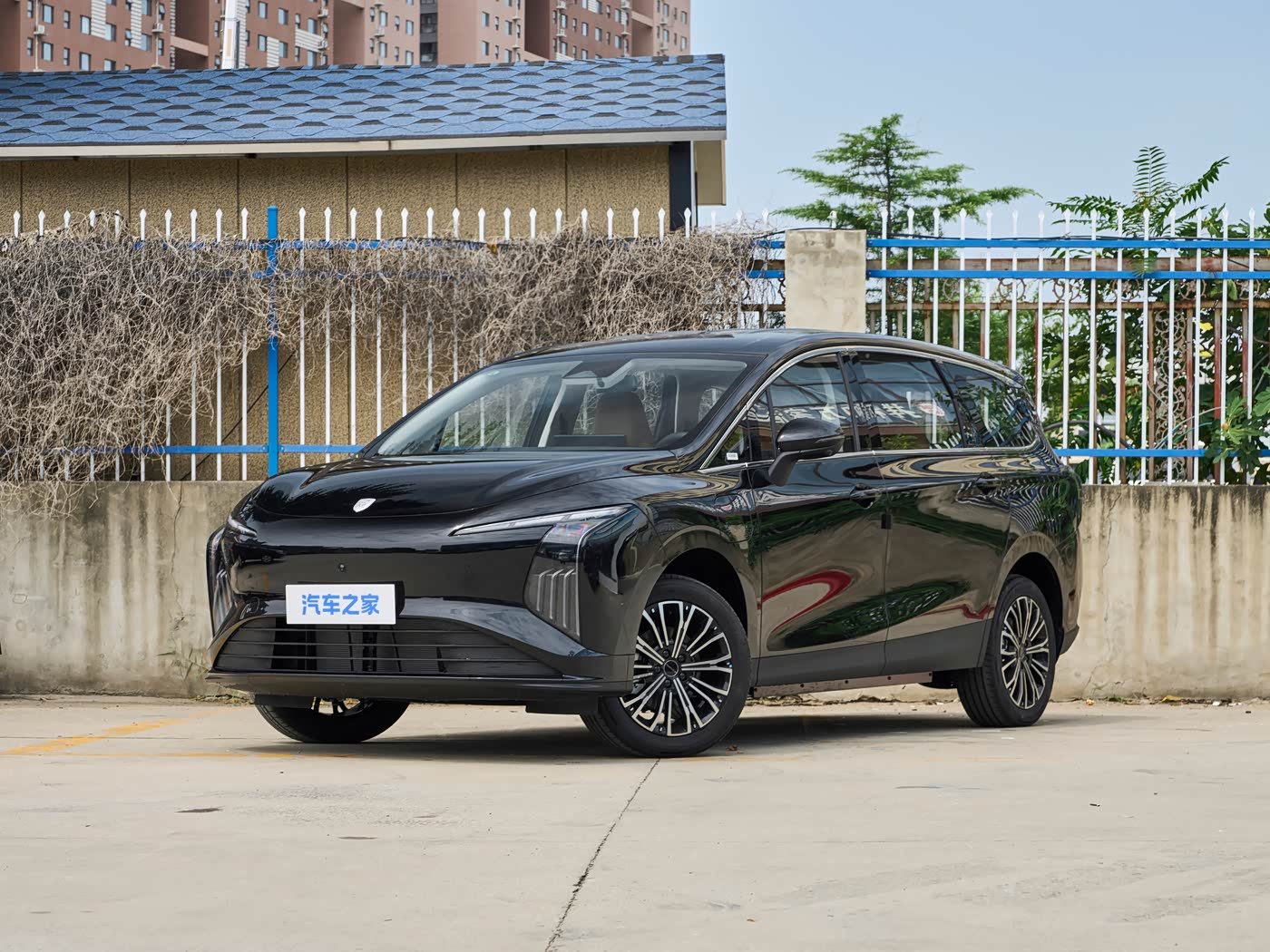Dongfeng Forthing Xinghai V6 EV 2026 — экстерьер, front three quarter black, рынок China retail