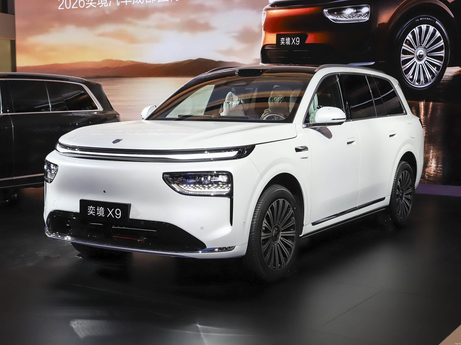 Dongfeng Yijing X9 EREV — экстерьер, вид сзади, рынок China