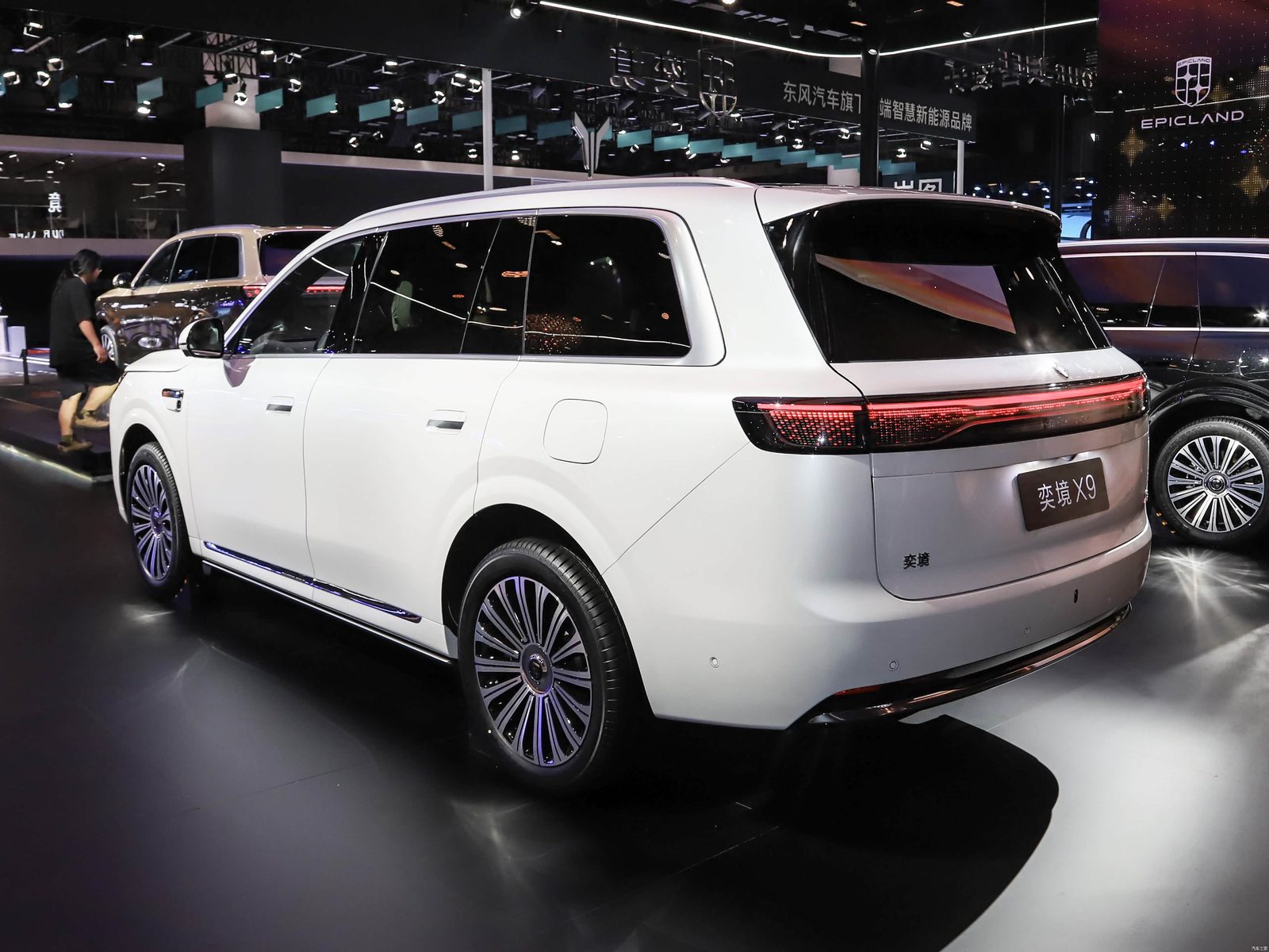 Dongfeng Yijing X9 EREV — экстерьер, side profile opposite, рынок China