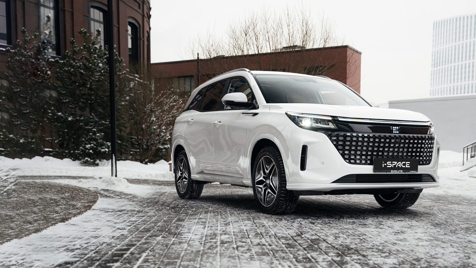 Evolute i-SPACE 2024 — главное фото модели, экстерьер, front 3q snow, рынок Russia / model-family reference