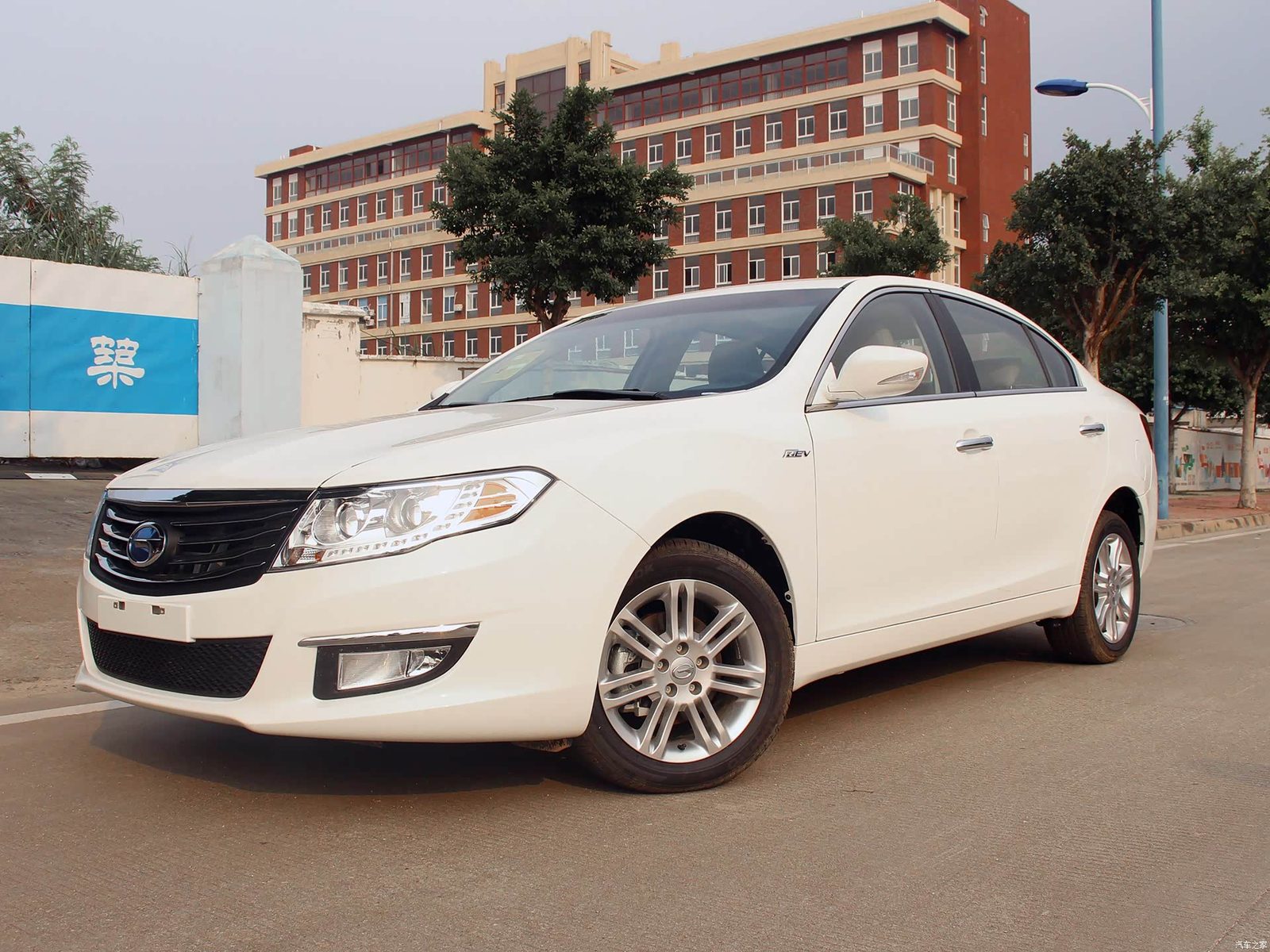 GAC Trumpchi GA5 PHEV 2016 — экстерьер, alternate color front 3q, рынок China archive exact-specification reference