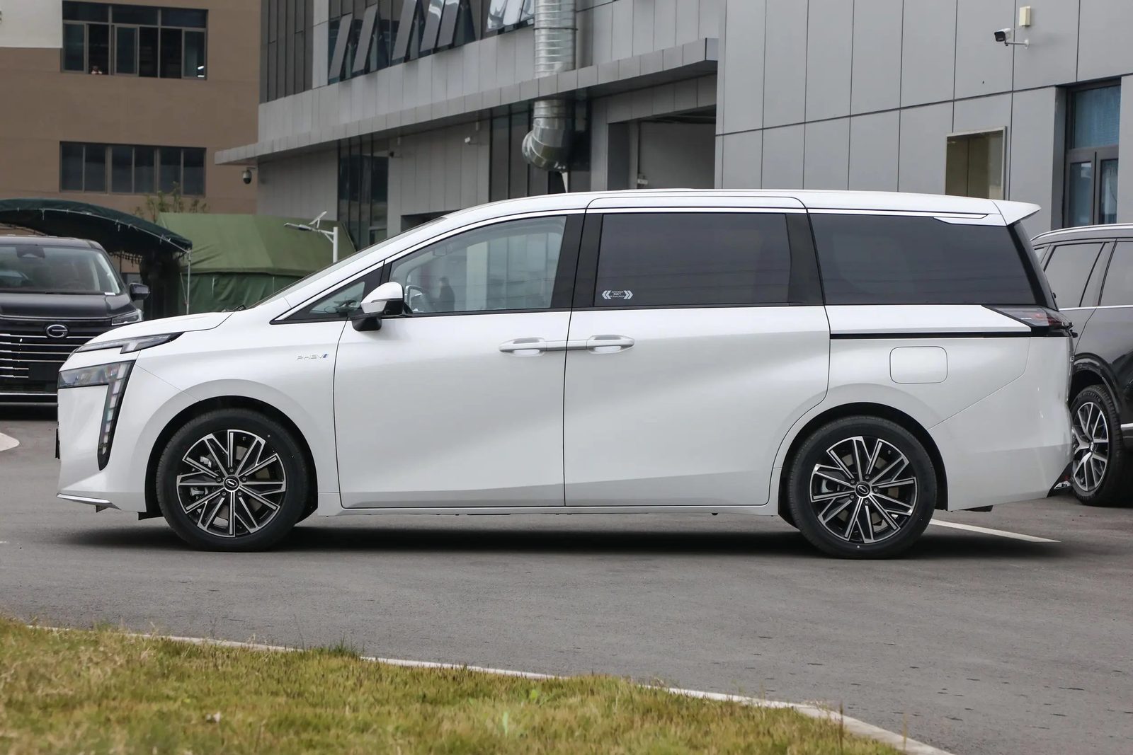 GAC Trumpchi E8 PHEV 2024 — экстерьер, вид сбоку, рынок internal_mvp