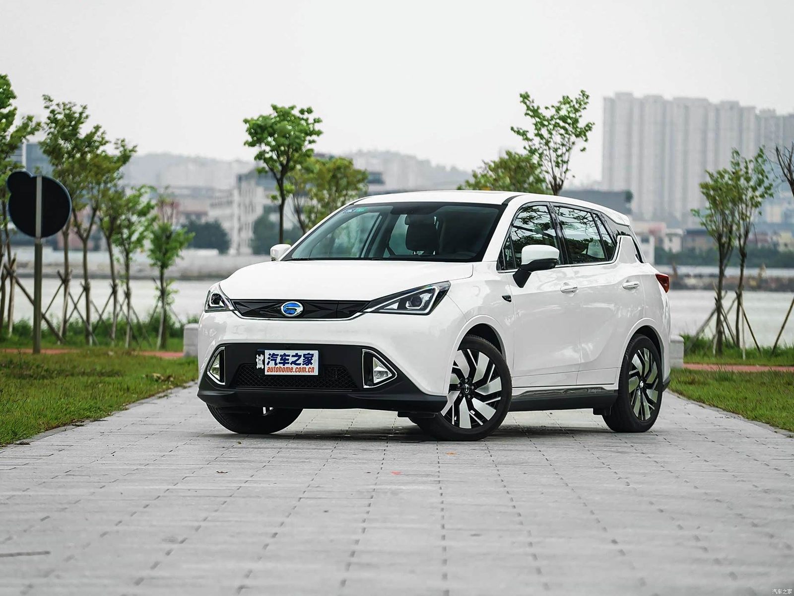 GAC Trumpchi GE3 EV 2018 — главное фото модели, экстерьер, вид спереди 3/4, рынок China archive exact-specification reference