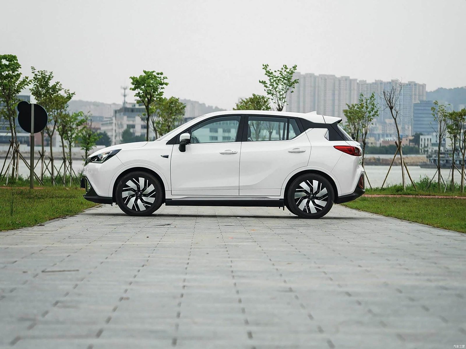 GAC Trumpchi GE3 EV 2018 — экстерьер, вид сбоку, рынок China archive exact-specification reference