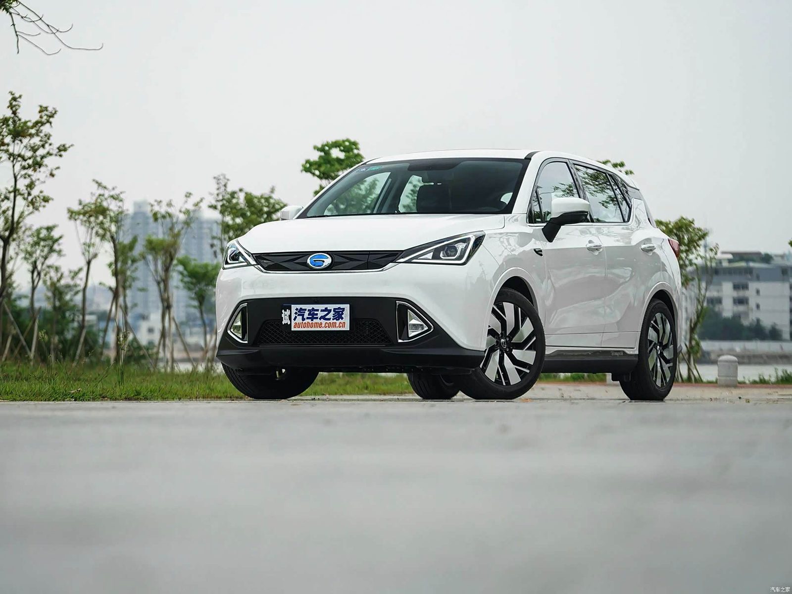 GAC Trumpchi GE3 EV 2018 — экстерьер, alternate color front 3q, рынок China archive exact-specification reference