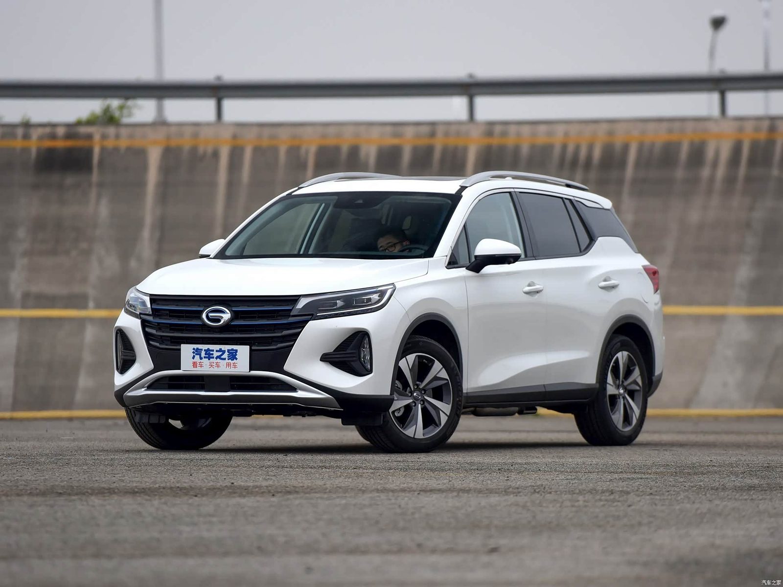 GAC Trumpchi GS4 PHEV 2019 — главное фото модели, экстерьер, вид спереди 3/4, рынок China archive exact-specification reference