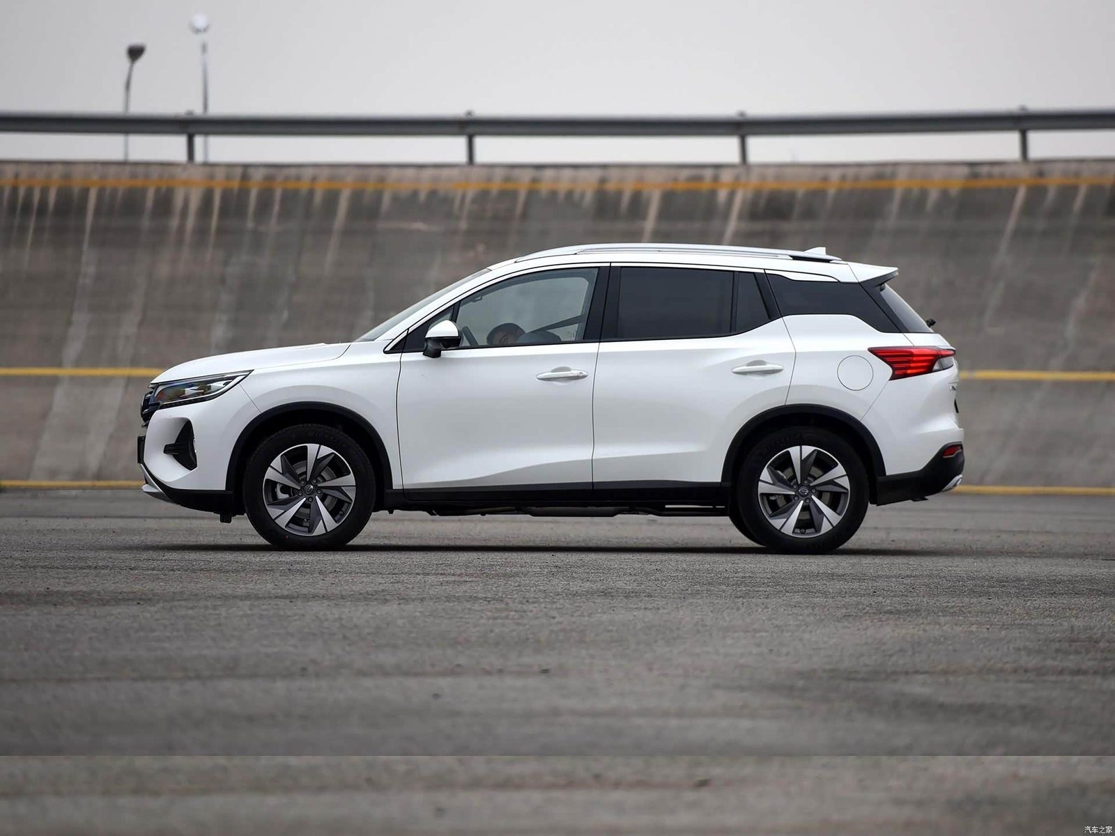 GAC Trumpchi GS4 PHEV 2019 — экстерьер, front 3q opposite, рынок China archive exact-specification reference