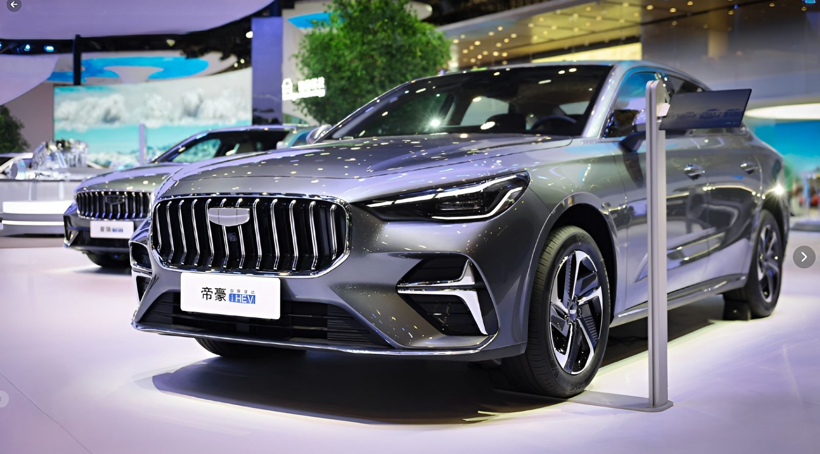 Geely Emgrand i-HEV 2026 — главное фото модели, экстерьер, вид спереди 3/4, рынок internal_mvp