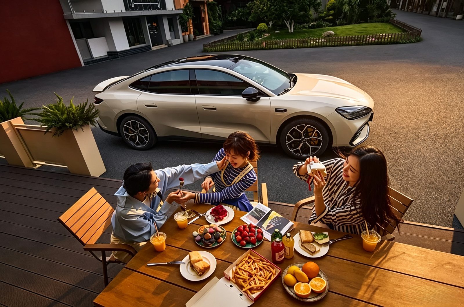 Geely Galaxy TT EV 2026 — экстерьер, side lifestyle, рынок China