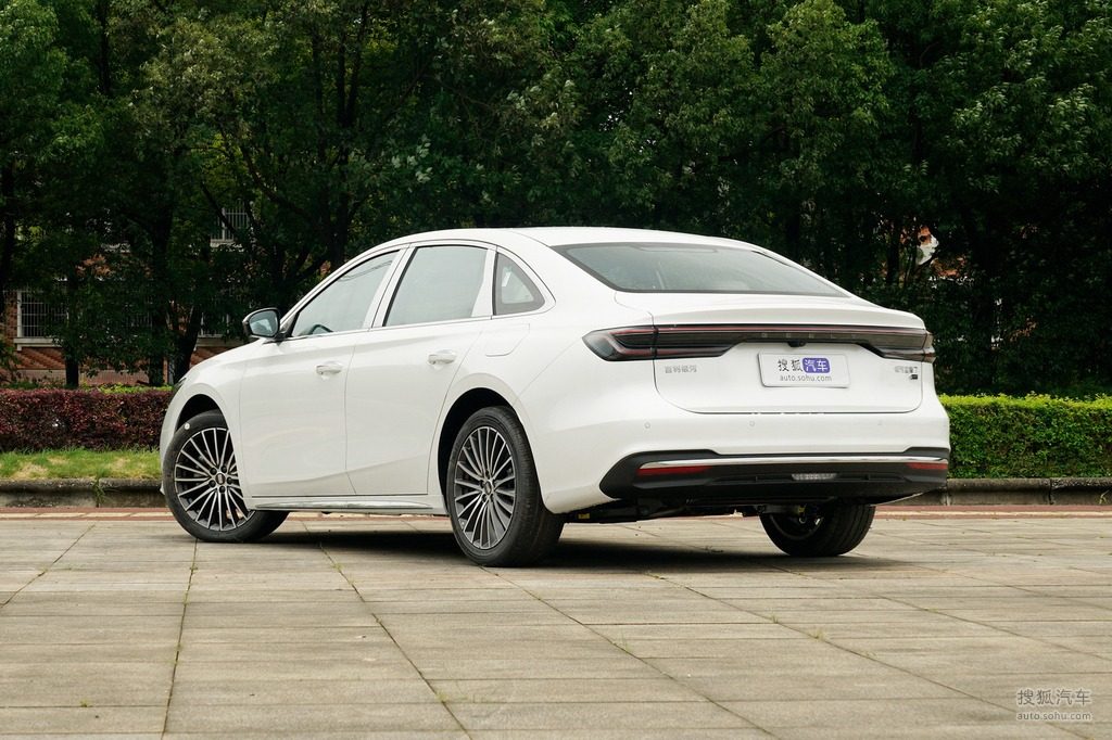Geely Galaxy Xingyao 7 PHEV 2026 — экстерьер, вид сзади 3/4, рынок internal_mvp