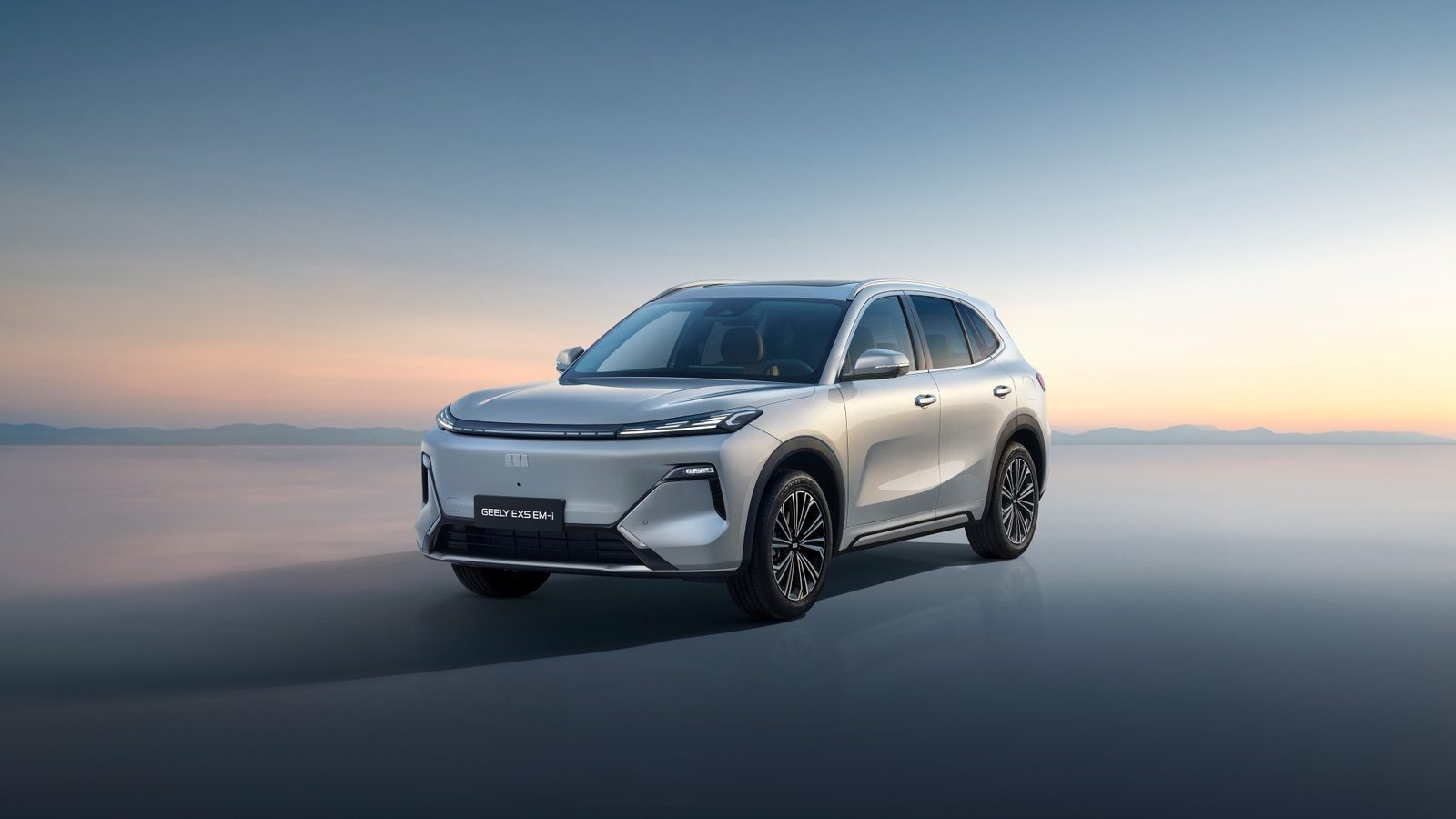 Geely EX5 EM-i 2025 — главное фото модели, экстерьер, вид спереди 3/4, рынок internal_mvp