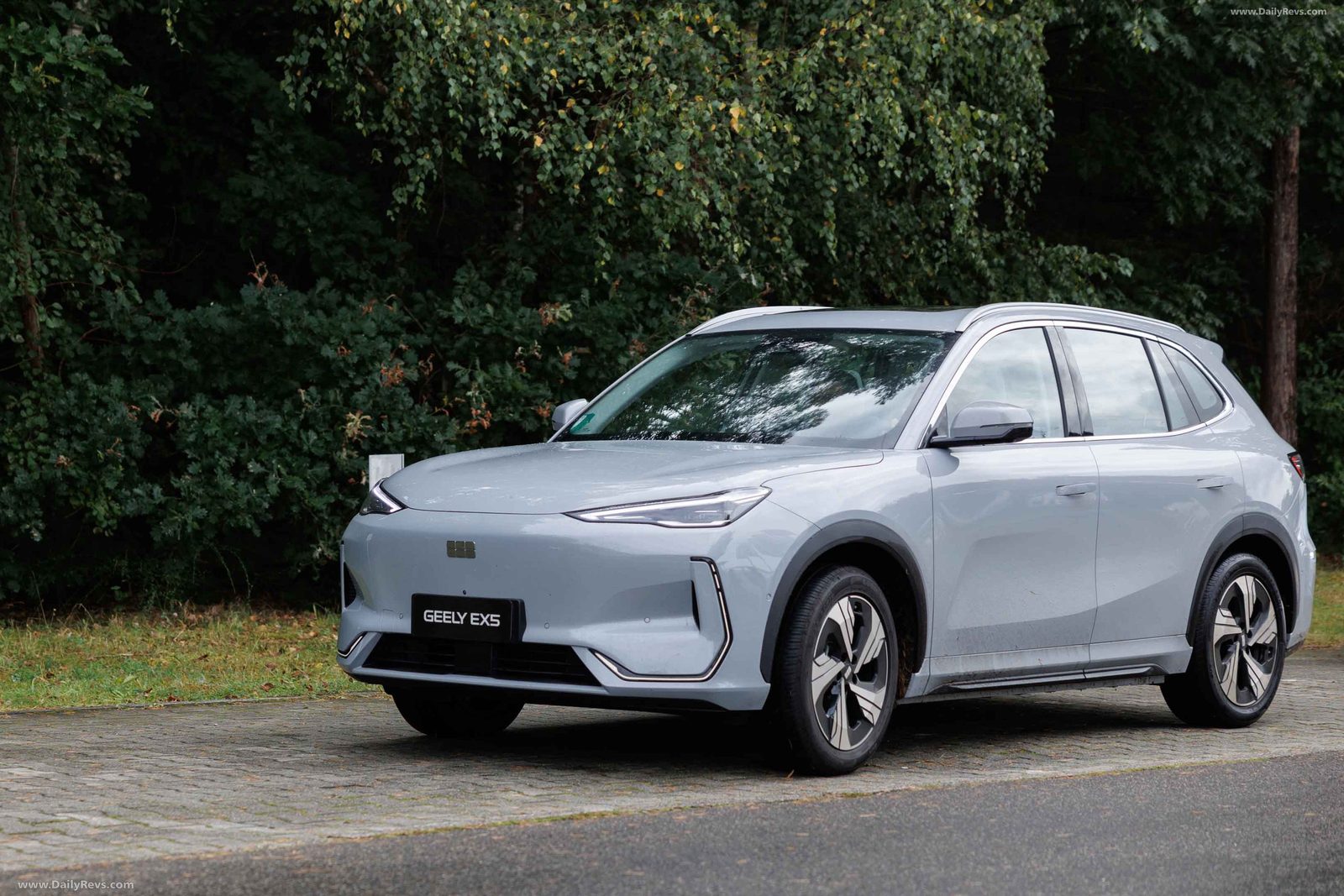 Geely EX5 2025 — экстерьер, вид спереди 3/4, рынок internal_mvp