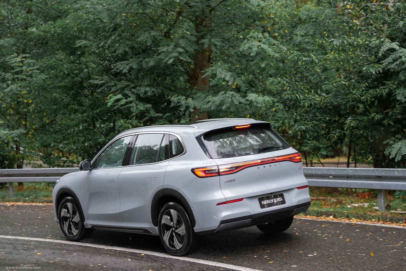 Geely EX5 2025 — экстерьер, вид сзади 3/4, рынок internal_mvp
