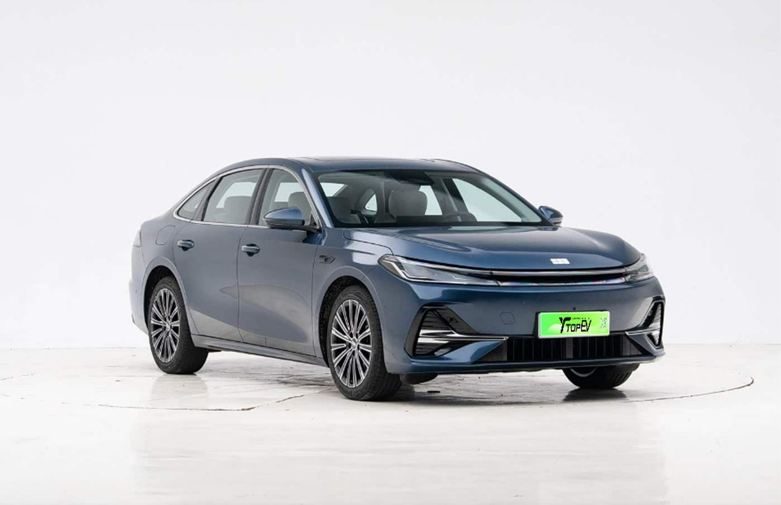 Geely Galaxy A7 EM-i 2026 — экстерьер, вид спереди 3/4