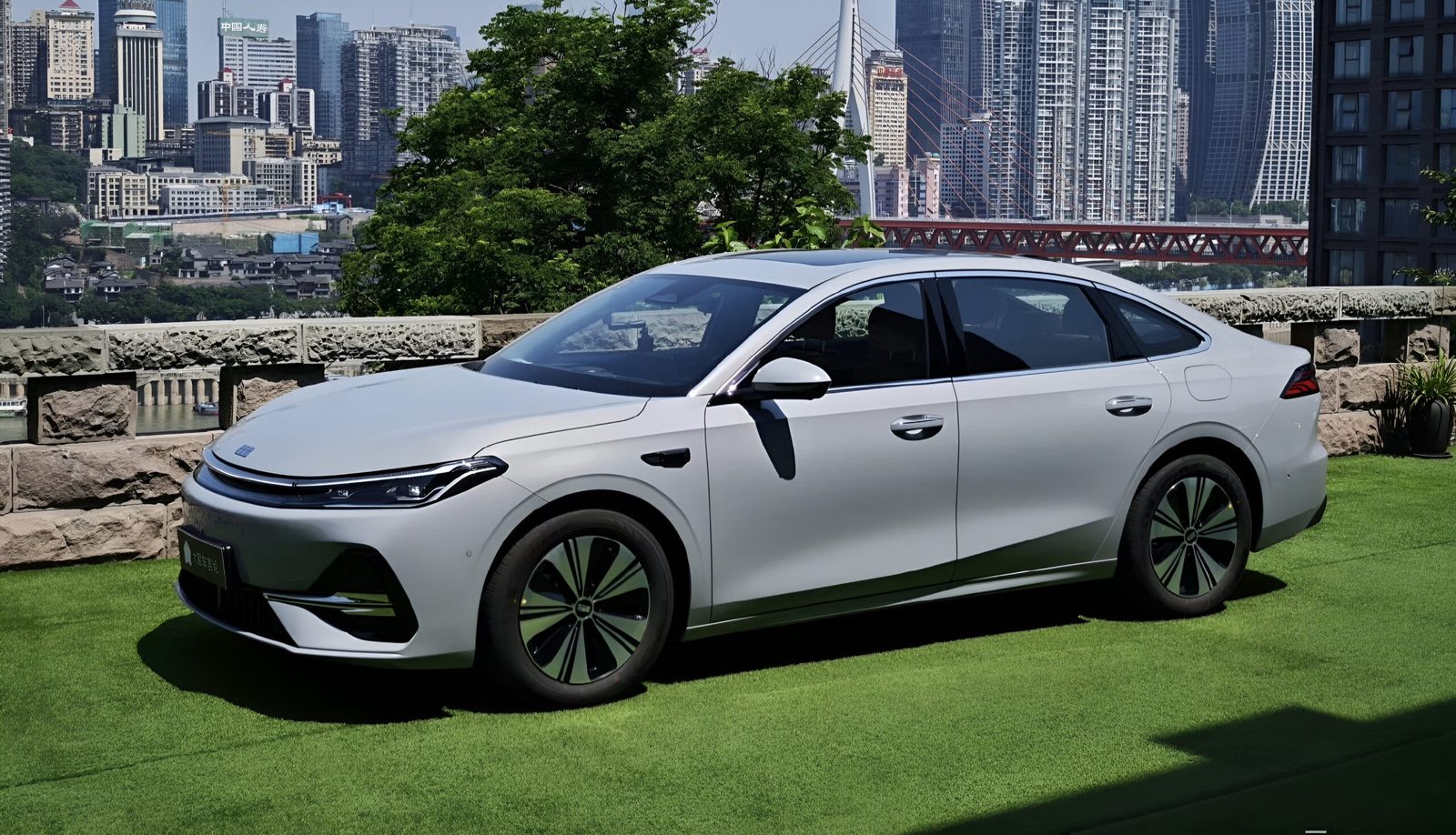 Geely Galaxy A7 EM-i 2026 — главное фото модели, экстерьер, вид спереди 3/4, рынок internal_mvp
