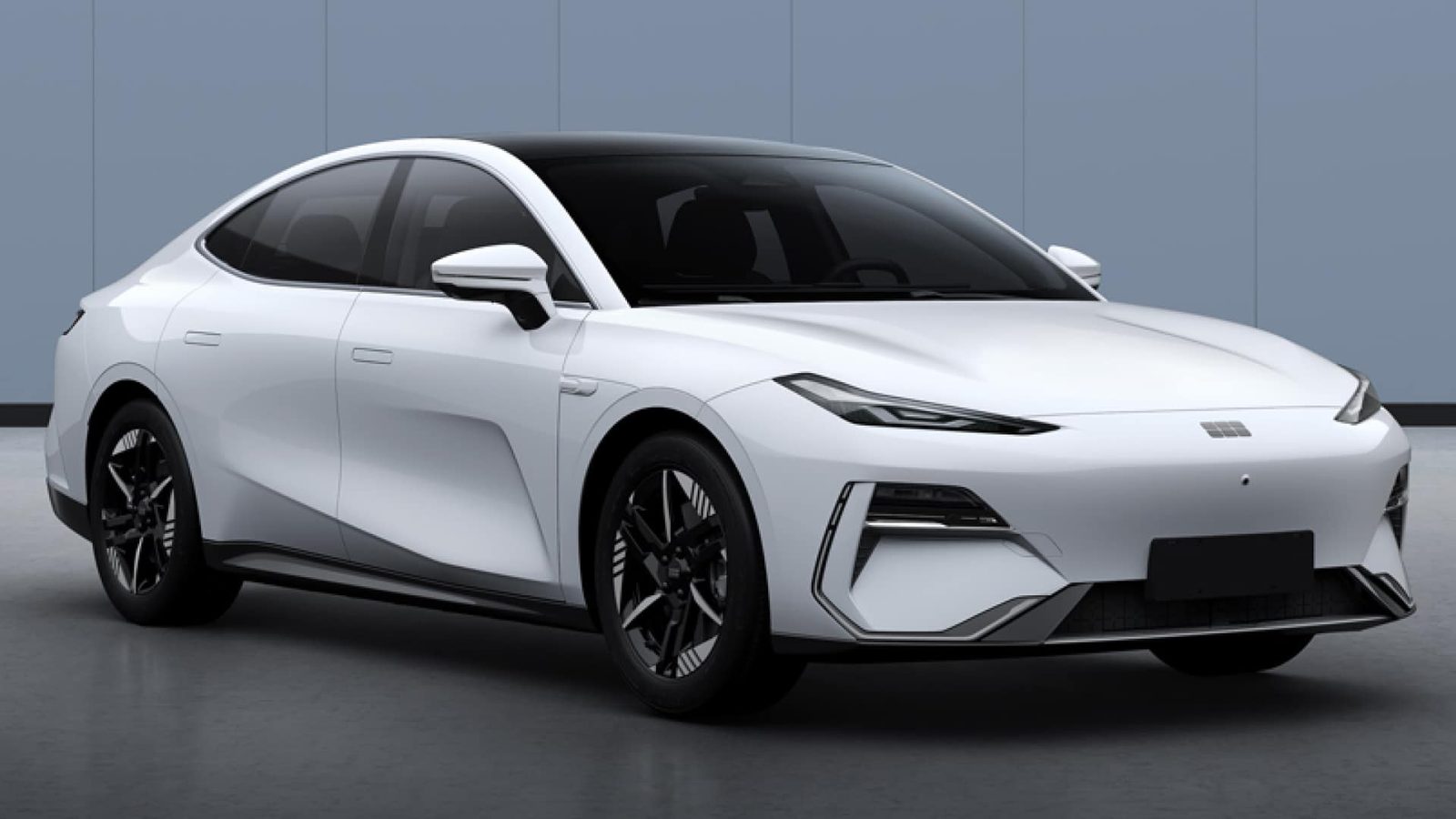 Geely Galaxy E8 EV 2025 — главное фото модели, экстерьер, вид спереди 3/4, рынок internal_mvp