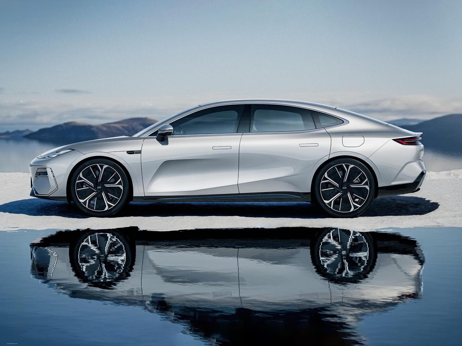 Geely Galaxy E8 EV 2025 — экстерьер, вид сбоку, рынок internal_mvp
