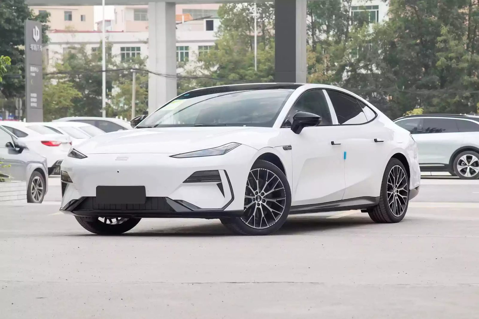Geely Galaxy E8 EV 2025 — экстерьер, вид спереди 3/4