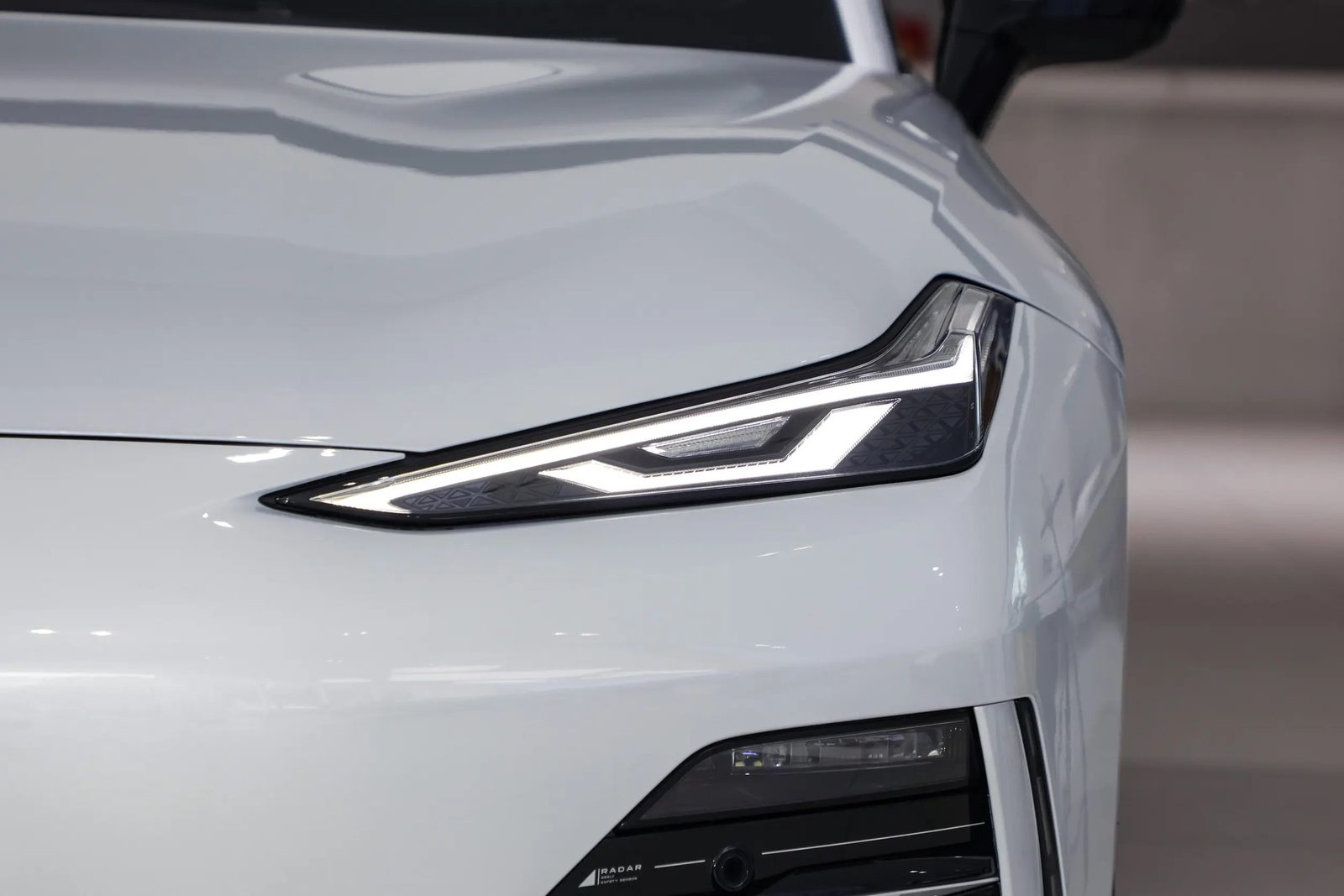 Geely Galaxy E8 EV 2025 — экстерьер, front lamp detail