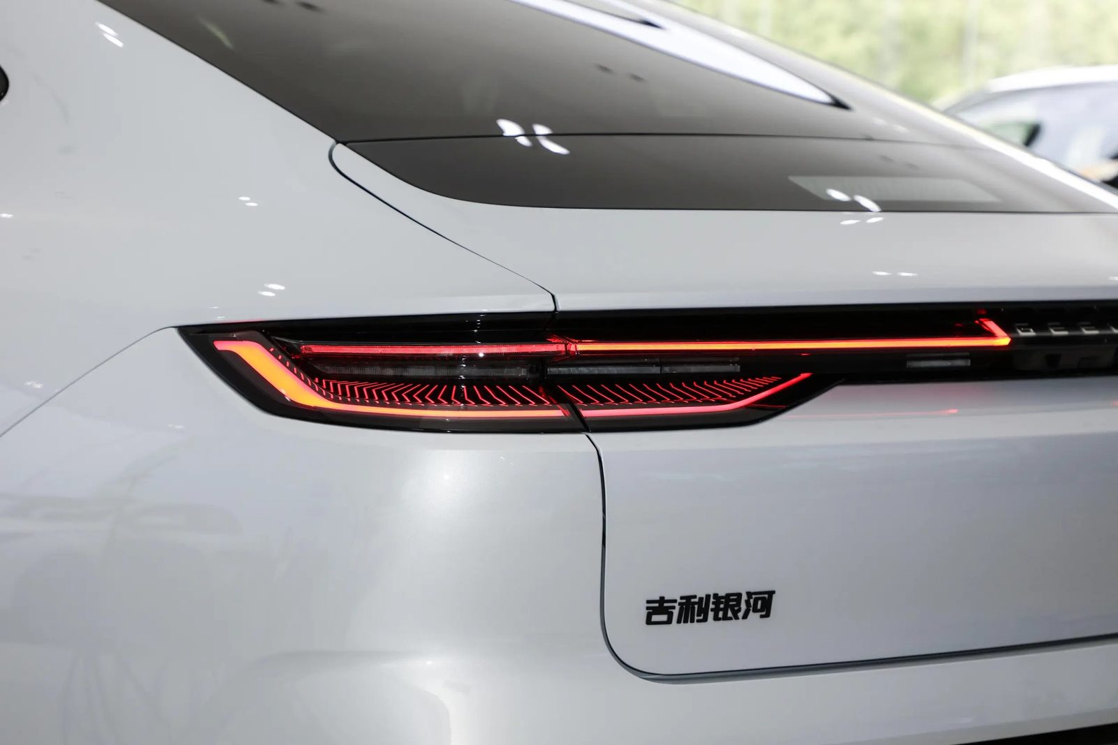 Geely Galaxy E8 EV 2025 — экстерьер, rear lamp detail