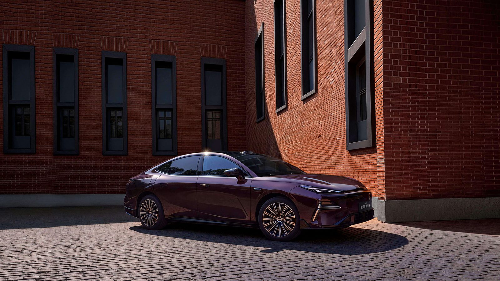 Geely Galaxy Star 8 PHEV 2026 — главное фото модели, экстерьер, вид спереди 3/4, рынок China