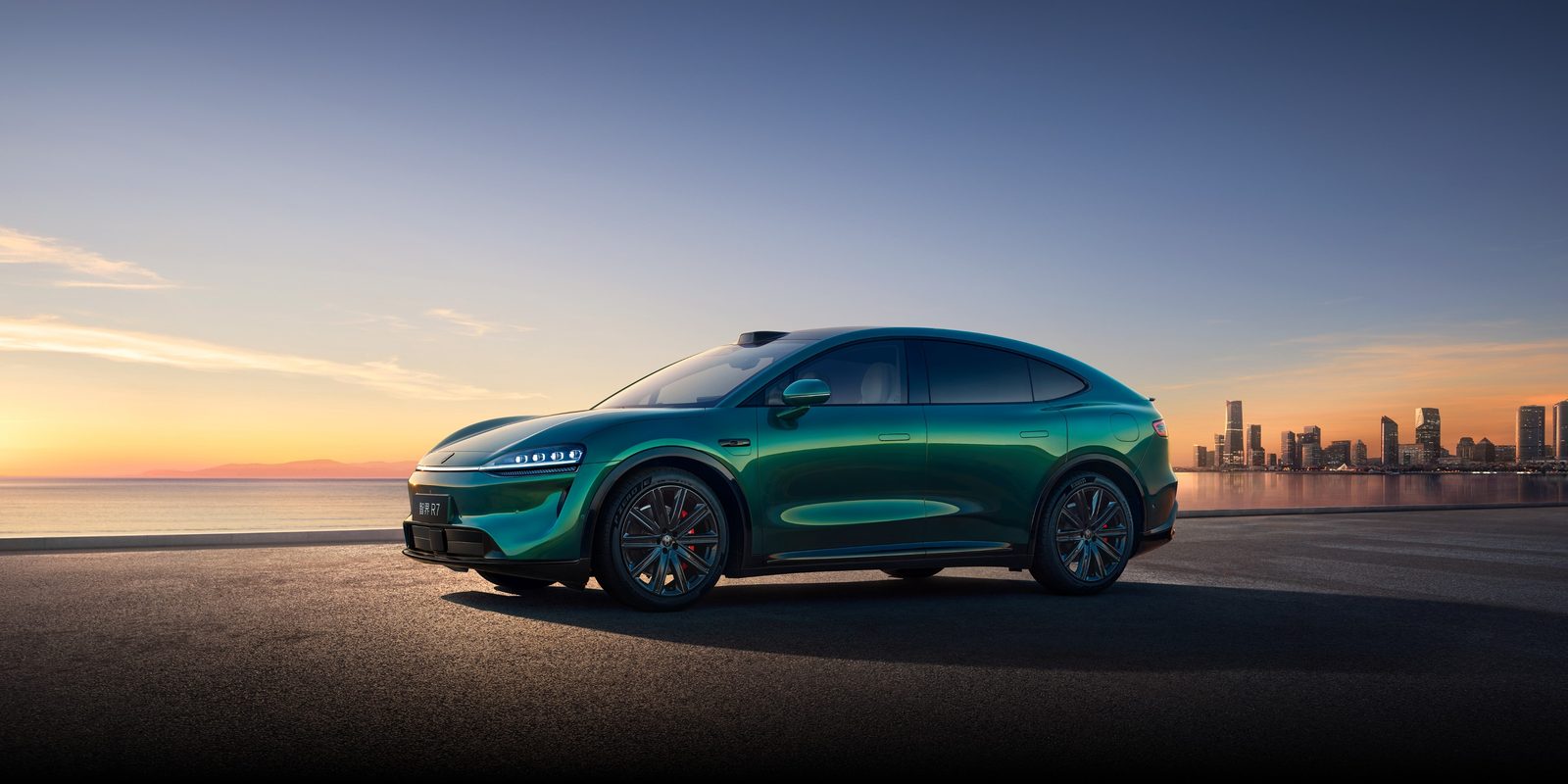 HIMA Luxeed R7 EV 2026 — главное фото модели, экстерьер, вид спереди 3/4, рынок China