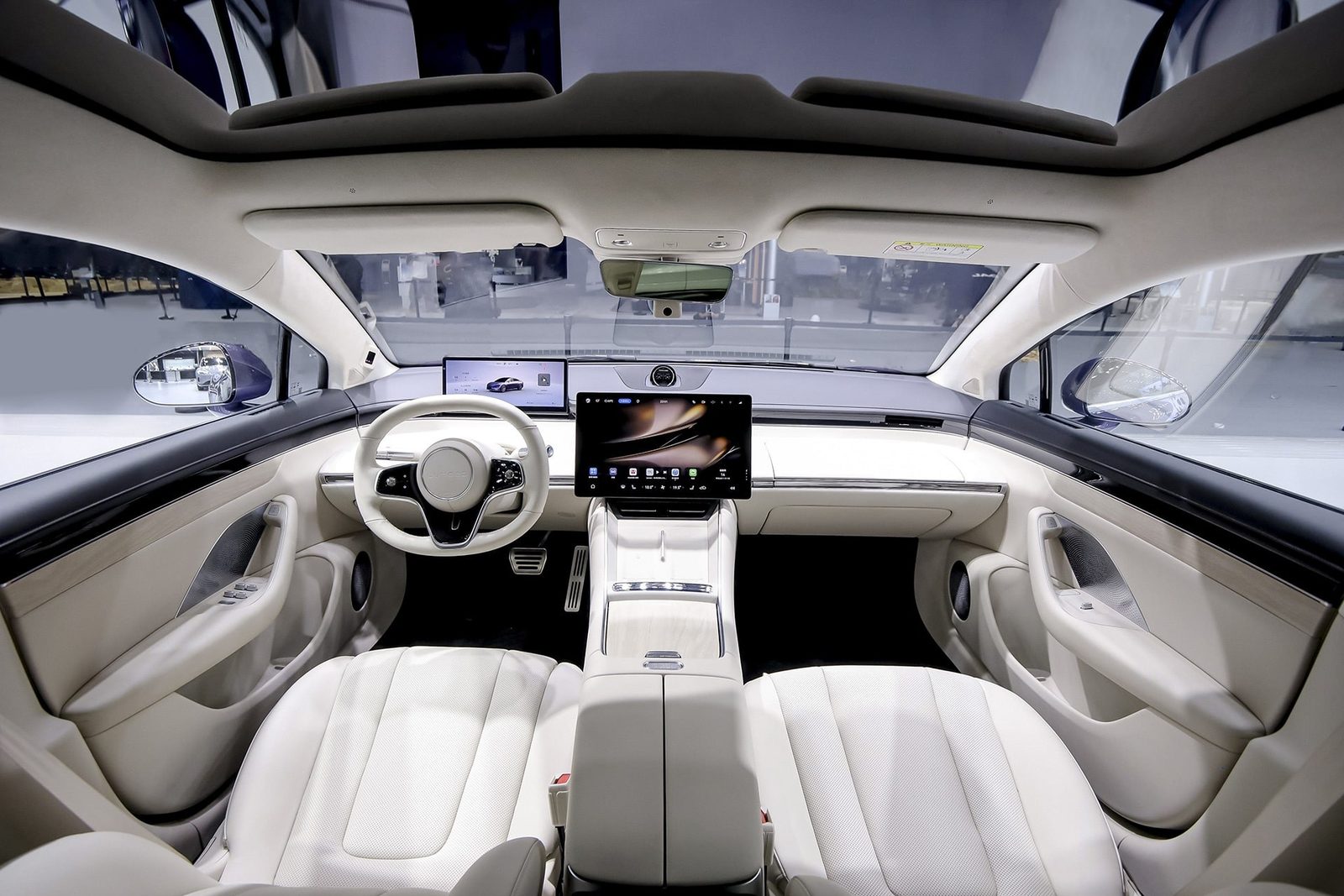 HIMA Luxeed V9 EREV 2026 — главное фото модели, интерьер, передняя панель, рынок internal_mvp