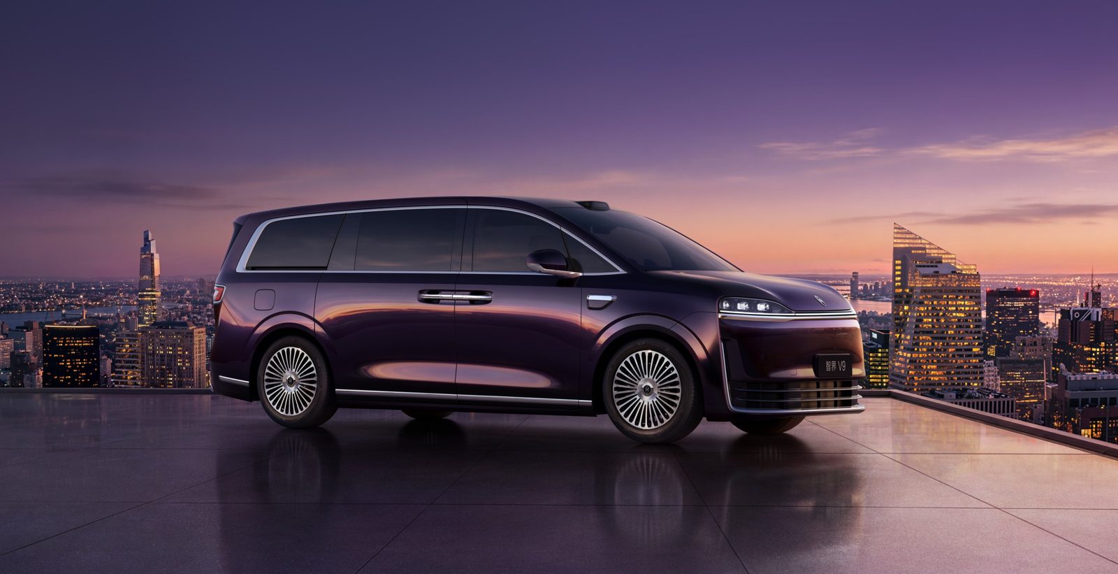 HIMA Luxeed V9 EREV 2026 — экстерьер, side profile city