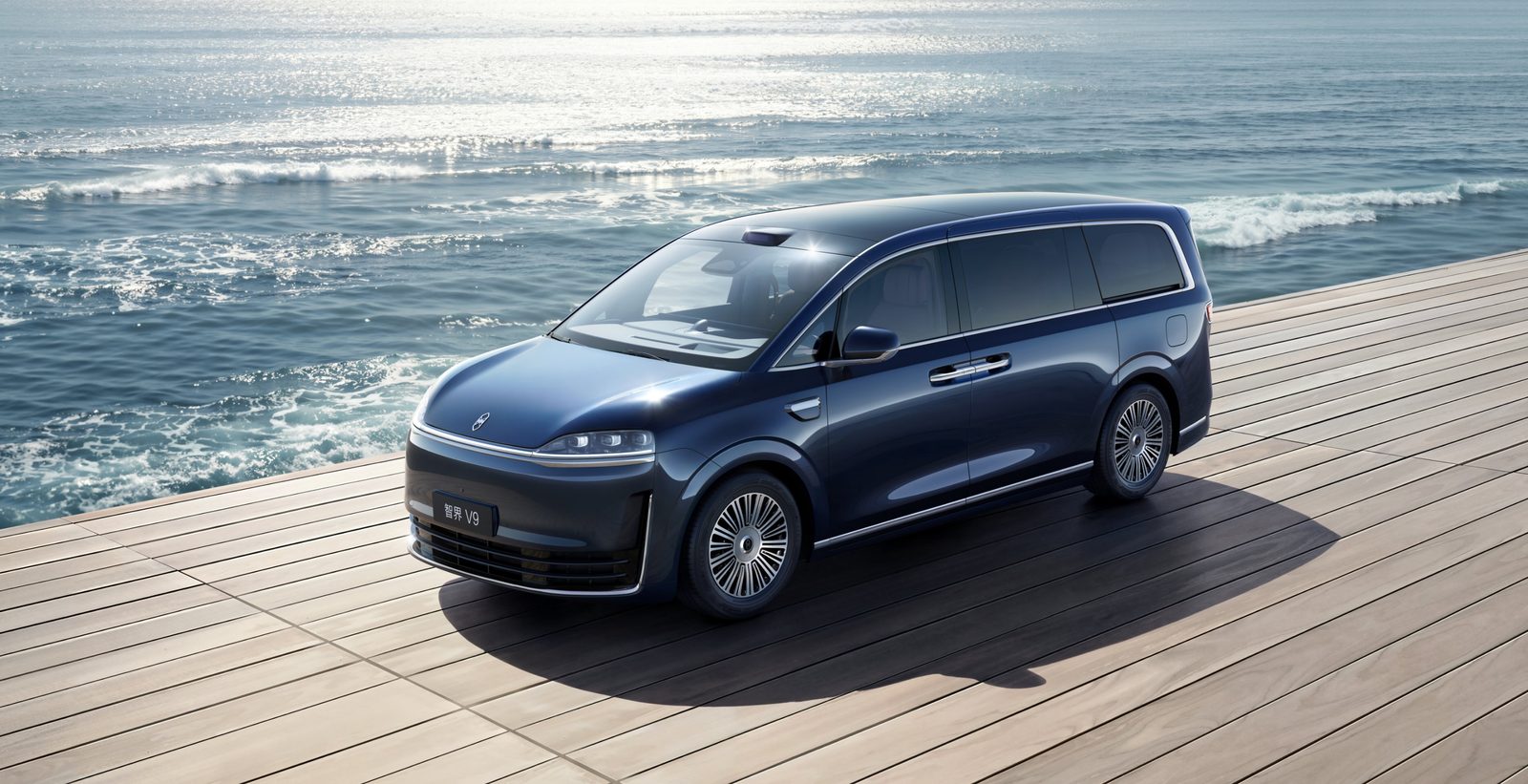 HIMA Luxeed V9 EREV 2026 — экстерьер, front 3q coast