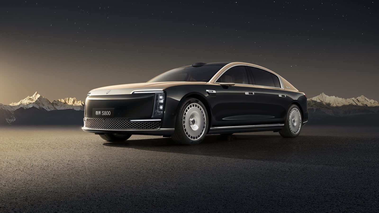 HIMA Maextro S800 EV 2025 — экстерьер, front 3q gold black